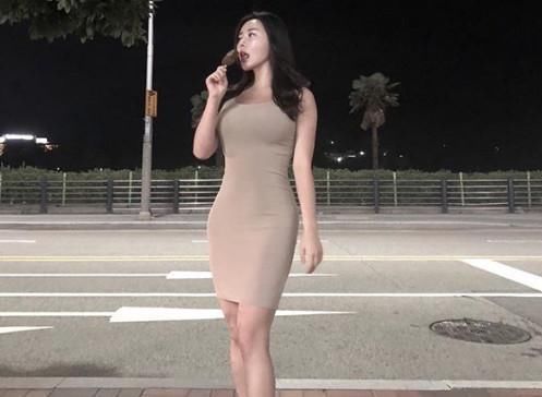 36岁职业车模坚持健身7年，塑造身材曲线来展现成熟女性的魅力!