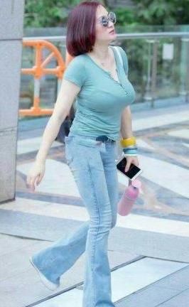 牛仔裤表面皱感清晰又强烈，很复古的质感，好像注定要成为一生的