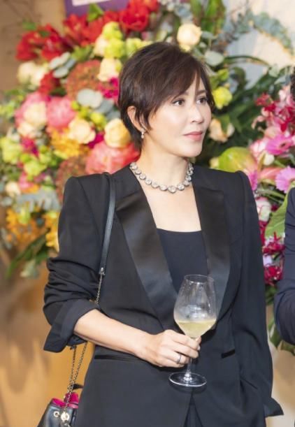  「焦点」刘嘉玲真是太招摇了，穿蓝色出场成焦点，李冰冰同框竟不输