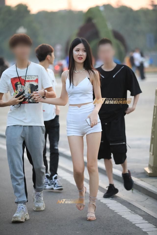 路人街拍，小姐姐笑容好甜，长得真美