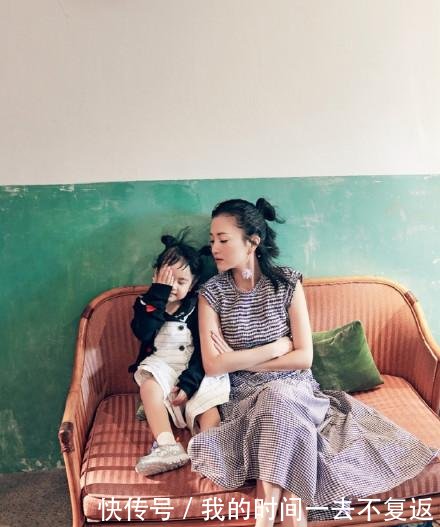 包文婧身穿吊带背心+阔腿裤，165身高穿出2米的气场，美炸了