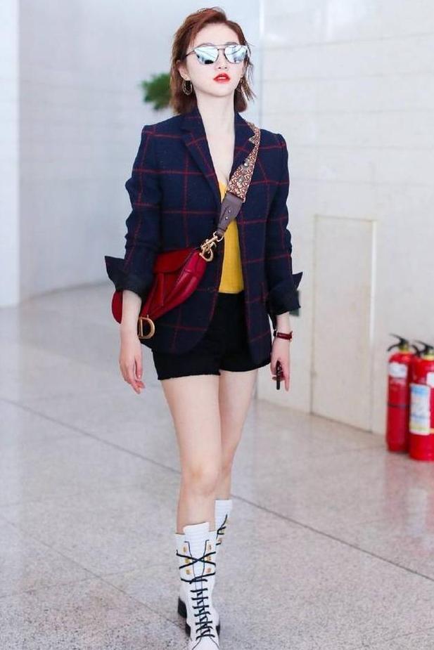 景甜穿黄色T恤露白皙酥胸，外搭格子西服，网友：美腿更迷人！