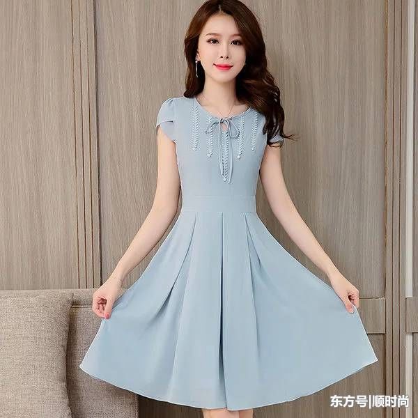 甜美动人的雪纺连衣裙，凸显修长身材比例，美嫩年轻，气质出众