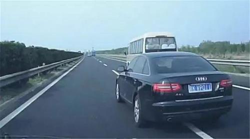  [中国]中国高速公路怪象：最慢的车在超车道，而最快的车却在最