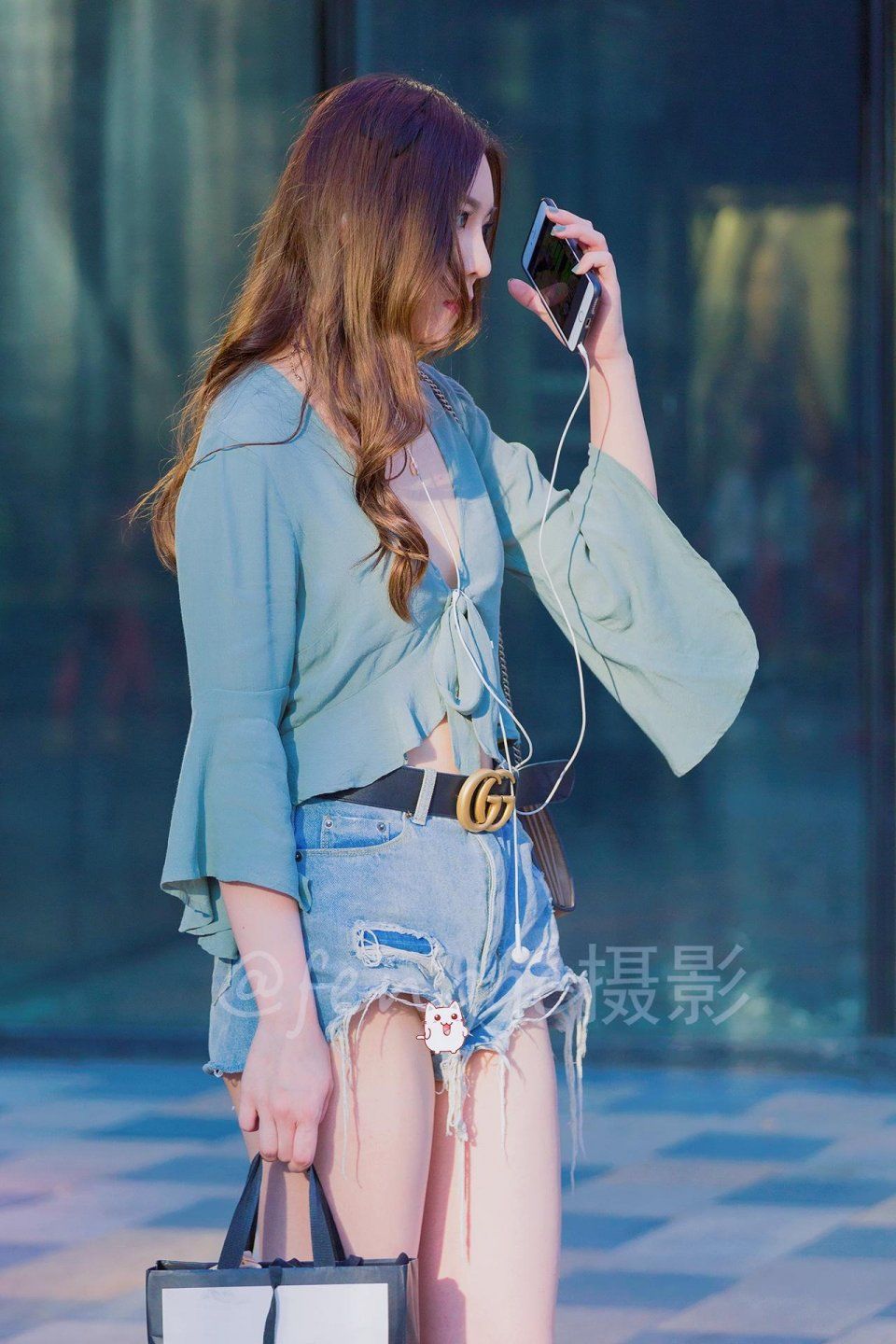 街拍:三里屯来了个梨形身材的姑娘，个性时尚颇具亲和力