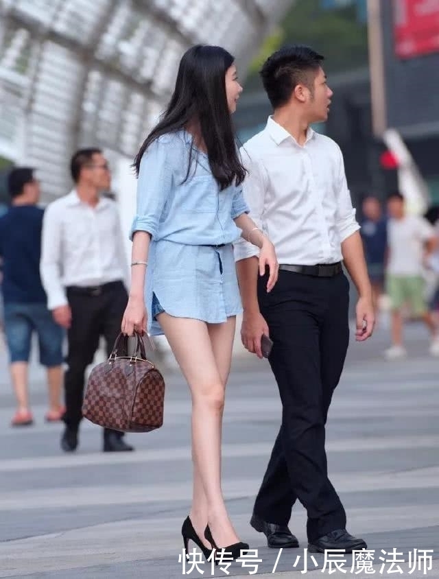  「小姐姐」路人街拍，靓女搭配着一件红色的吊带，充满着无限的魅力