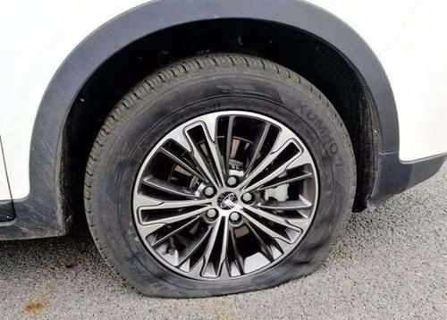  #车胎#停应急车道上换轮胎，交警直接扣6分，轮胎炸了还不够急？