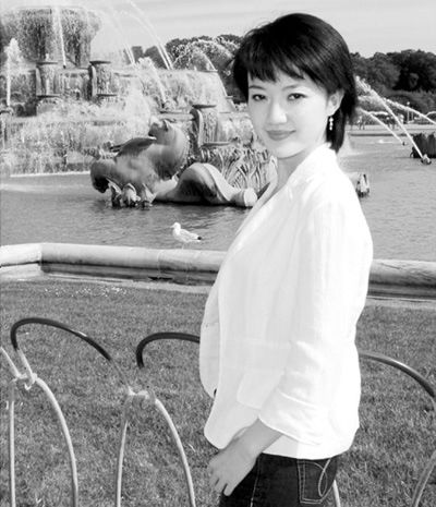 51岁泰国总理英拉:短发尽显美丽清纯，最后一张会场与人玩自拍!