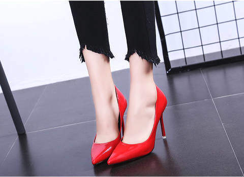 细微纹亮皮与酒杯跟结合的高跟鞋，性感又成熟