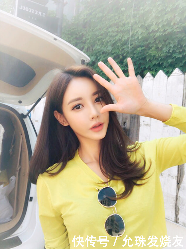 孙允珠可爱街头柠檬黄悠闲度假裙