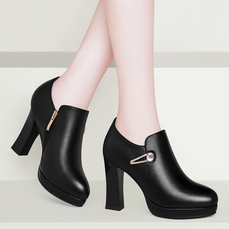 现在的女人真敢穿，出门穿这样的高跟鞋，美丽尽显好身材