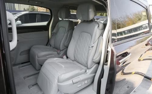「宫殿」你想要的“面包车”基本都在这,其中1款配冰箱彩电,像移动宫殿