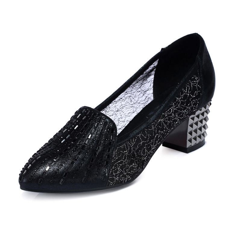 高跟鞋失宠了，今年这款鞋子火了，显高又有女人味