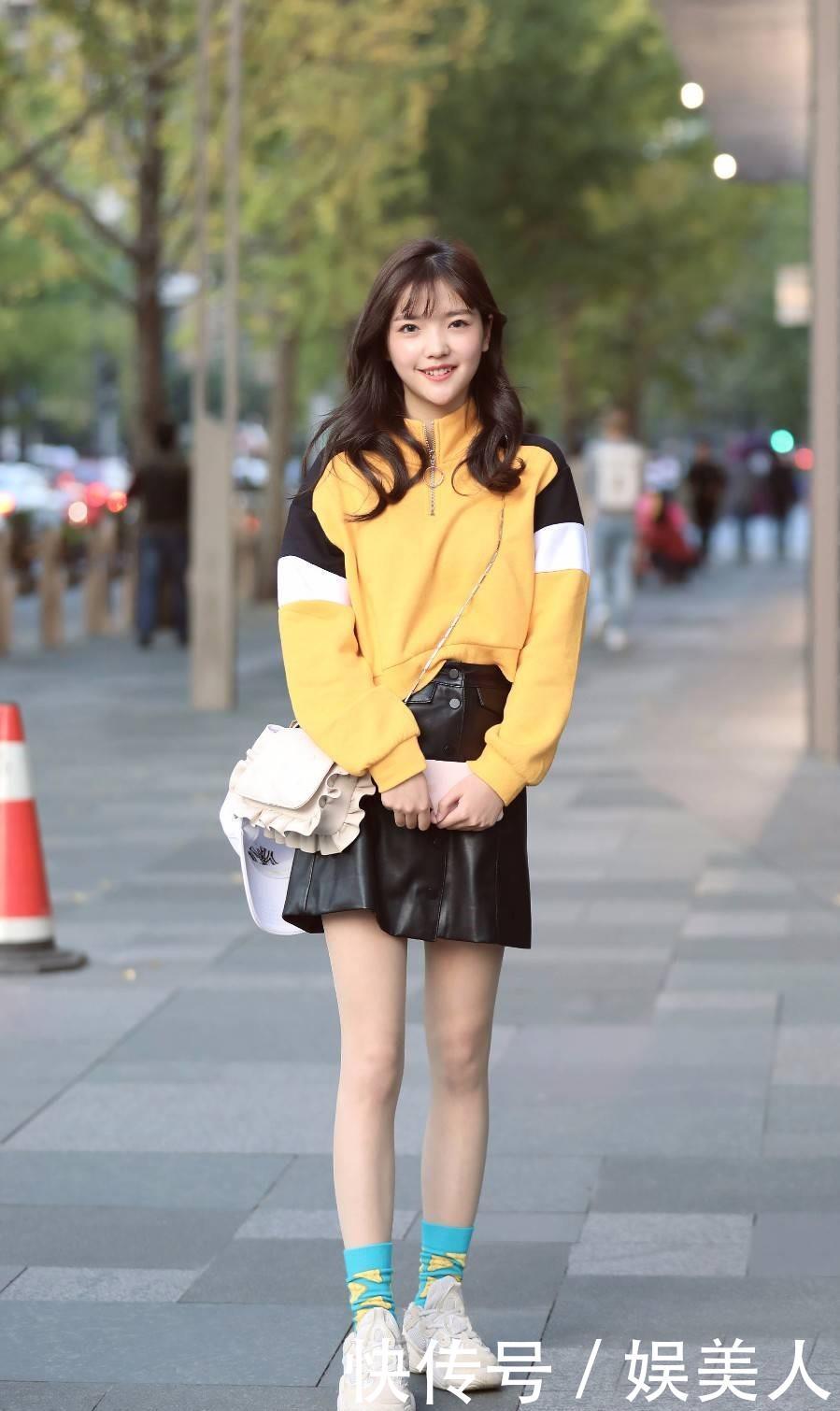 「美女」美女穿印花连衣裙配铆钉高跟鞋,双腿修长曲线优美