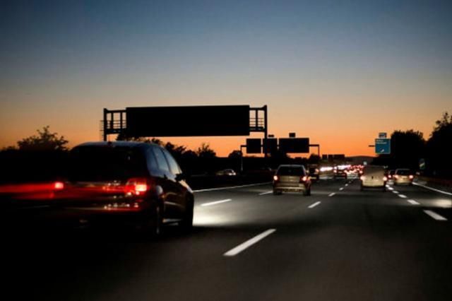  技巧：夜间高速路行驶小技巧，新手和老司机都要注意