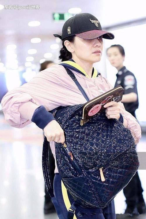 胡可几乎纯素颜，脸暗黄又松弛！网友：自信的女人才敢这么真实！