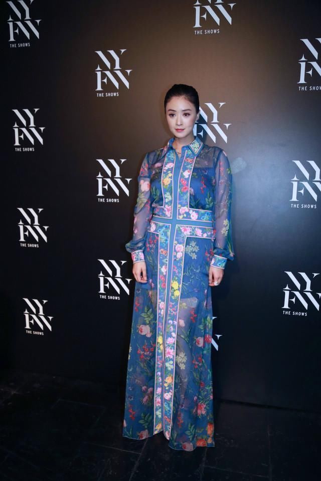 欧阳娜娜广州出席活动，网友：这裙子让她至少胖了20斤