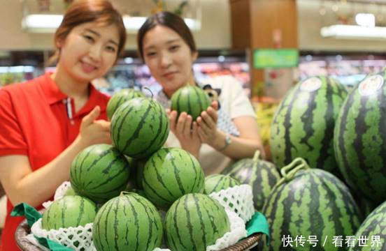 韩国大妈在中国旅游时炫富，去超市逛了后，被自己行为“打脸”了