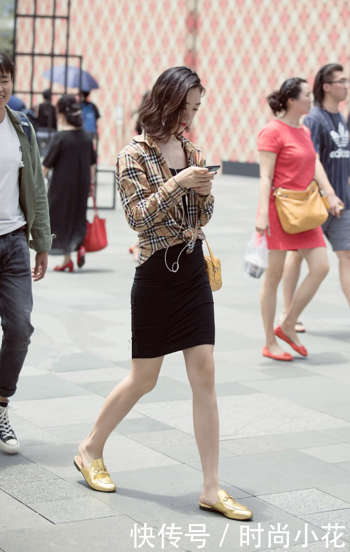 街拍：漂亮高挑前卫的小姐姐，外表上休闲清爽给人清纯的感觉！