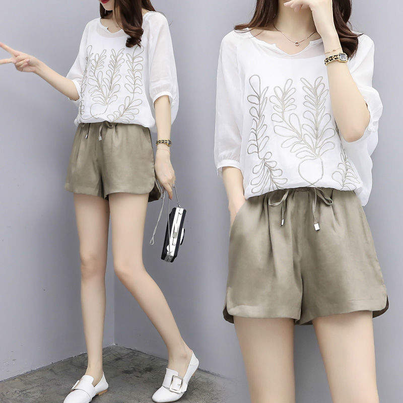 轻熟小姐姐穿超短裙，配上黑色丝袜超性感