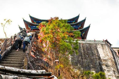 实拍腾冲云峰山九十度斜坡，海拔2445米有一口井水，科学无法解释