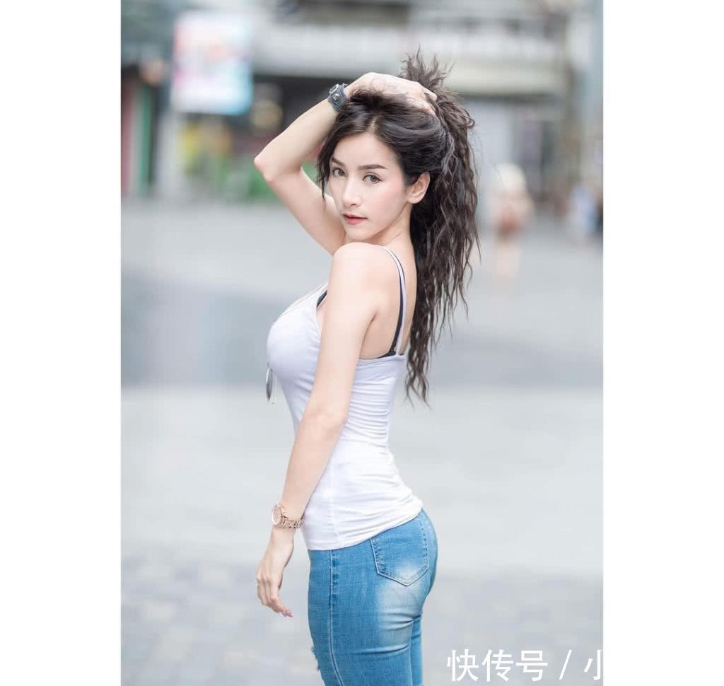 知性小姐姐紧身背心勾勒曼妙身姿，饱满丰腴臀线很有成熟韵味