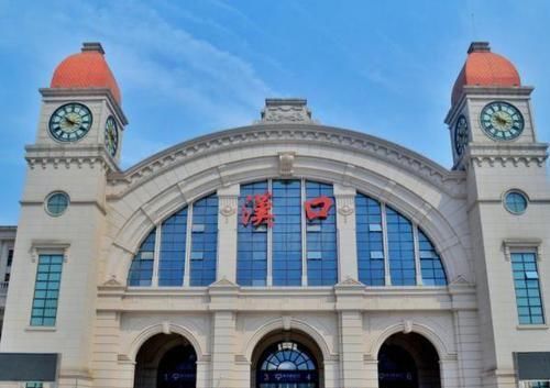  官方网@中国最“奇怪”火车站名，明明不存在地名，却执意要用