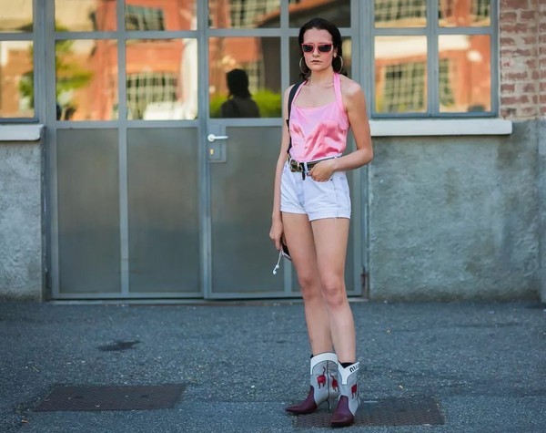 满大街都是牛仔短裤 最显腿长的那条被我找到了！