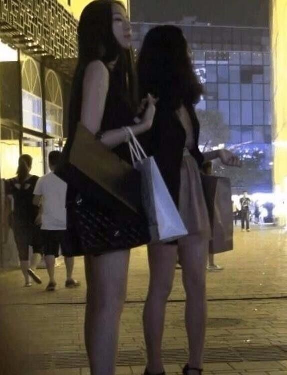 大晚上美女的穿这样的衣服上街，上街是不是很不安全！