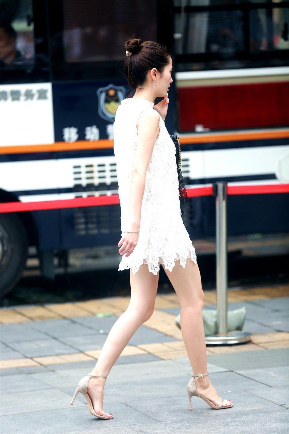 小姐姐蕾丝白短裙搭配高跟凉鞋，秀出美腿美脚