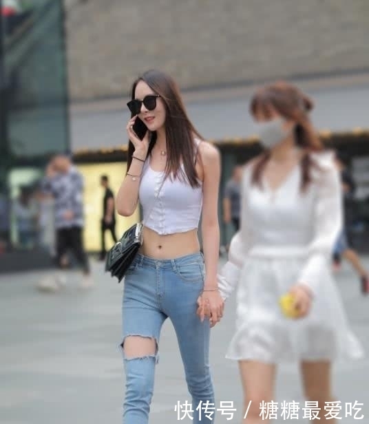  墨镜|街拍：一位“墨镜”美女走红，自拍起来很有气质