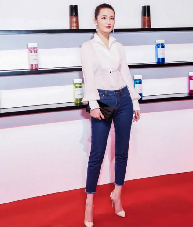 做女星不易，李沁为让腿更美穿“木棍鞋”，脚背和脚趾成90度!