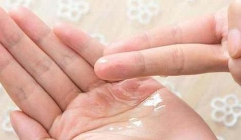  「等于」涂精华时，直接上脸等于涂“水”？做好这2点，皮肤白嫩很简单