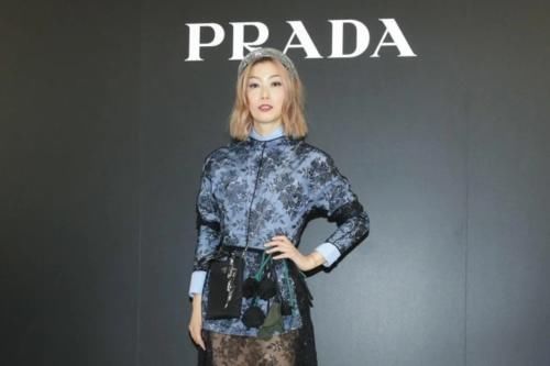  蕾丝：郑秀文真会穿，“蓝衬衫”配蕾丝连衣裙穿出高级感，时髦又减龄