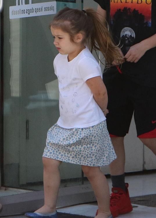 当卡戴珊女儿遇见贝克汉姆女儿，差距一眼看出，网友：品味很重要