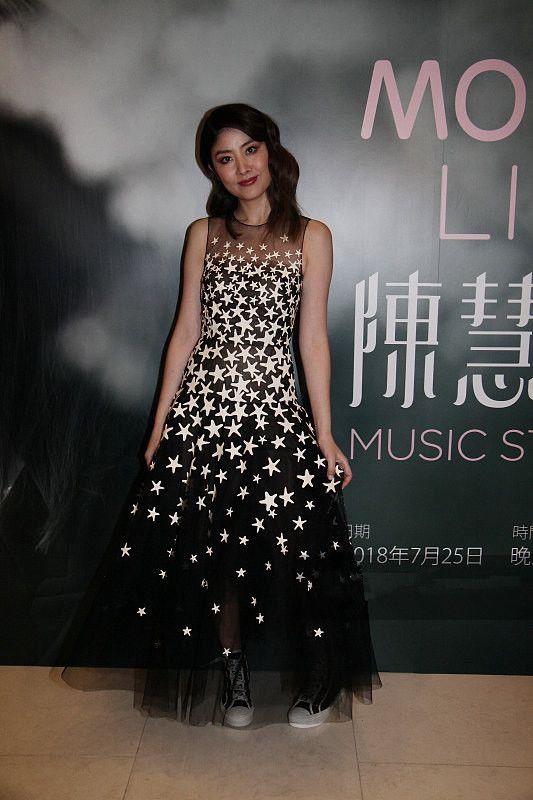 当30岁赵丽颖撞上44岁陈慧琳，终于明白童颜和冻龄哪个更重要了