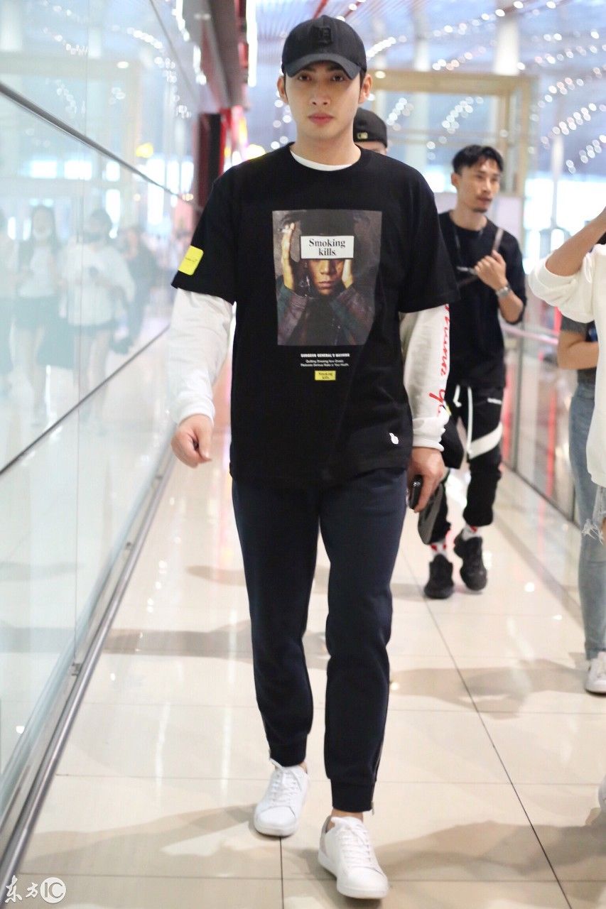 张彬彬现身机场竟有粉丝福利 疑似恋情曝光后火速辟谣