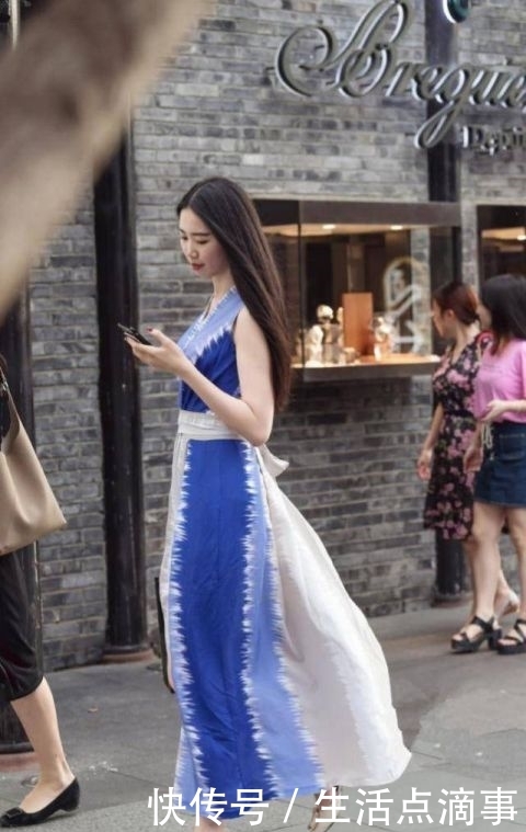 『美女』身材苗条的美女,蓝白拼色长裙搭配高跟鞋,简单大方很有时尚格调