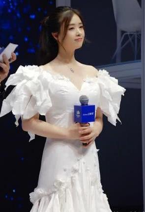 乐基儿放弃身材，这副乳和麒麟臂娱乐圈没谁了，网友：蒋欣你过来