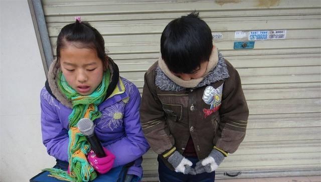 与陌生人@5岁孩子被拐走,进入小巷后说了几句话,人贩子吓得拔腿就跑