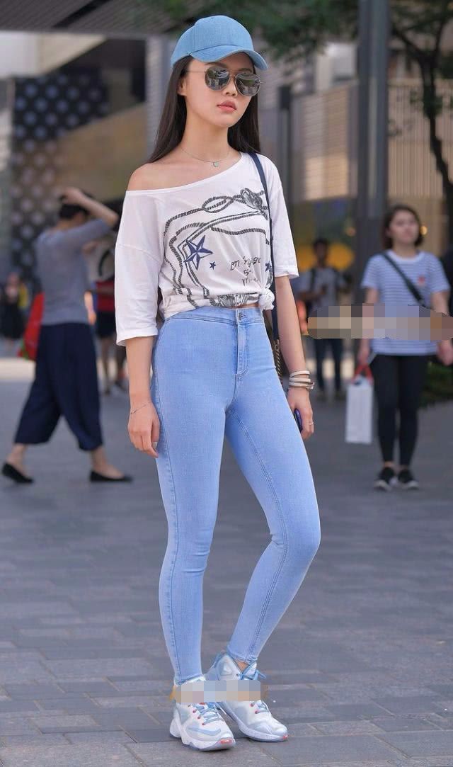 街拍：曼妙曲线的打底裤小姐姐，散发柔美女性魅力，真迷人！