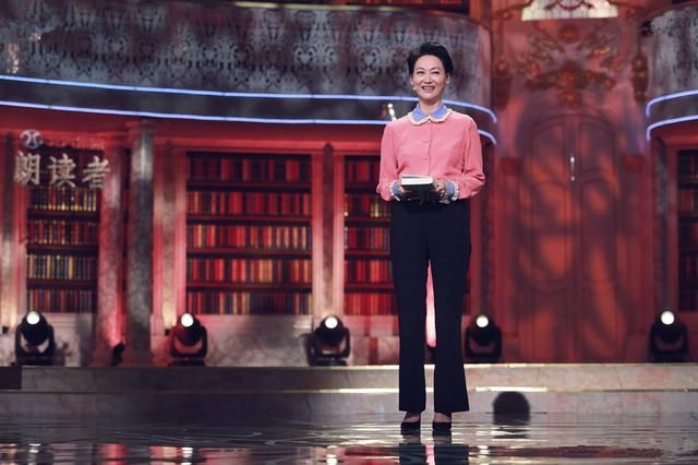 价值过万的粉色衬衫，21岁关晓彤青春少女，58岁惠英红优雅显气质