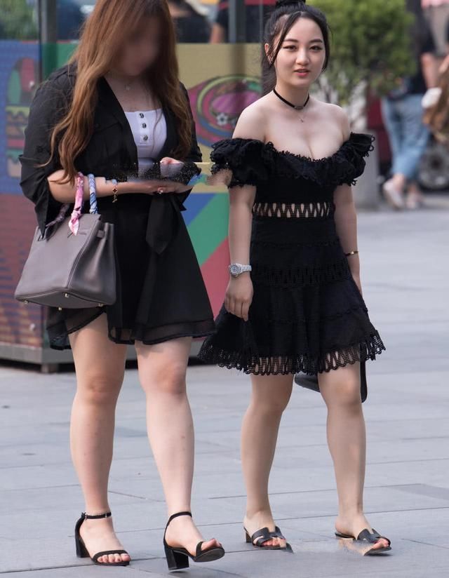 婴儿肥小姐姐低胸紧身裙裹出丰腴饱满的圆润曲线，吸睛无数