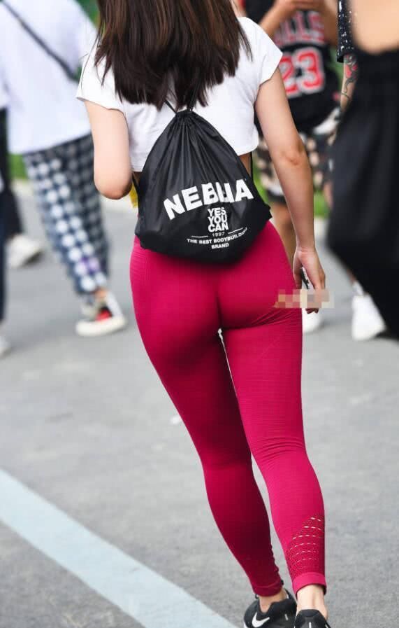 街拍:性感熟女穿粉色紧身裤包裹浑圆肉感翘臀，十分吸睛值得一看