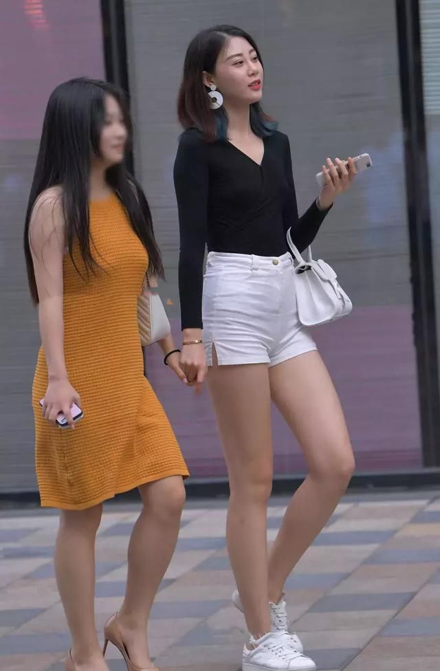 知性御姐白色紧身裤大秀修长美腿，火辣身材吸引了无数路人的眼球