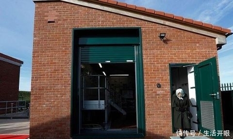 『工作』93岁英国女王这次把人可爱到了!穿这么肥大的斗篷?头巾太美了