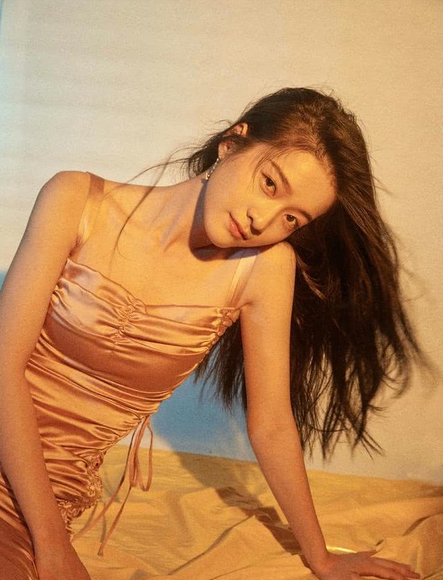 张雪迎一身粉吊带长裙撞衫迪丽热巴，网友:撞衫不可怕，谁美谁知