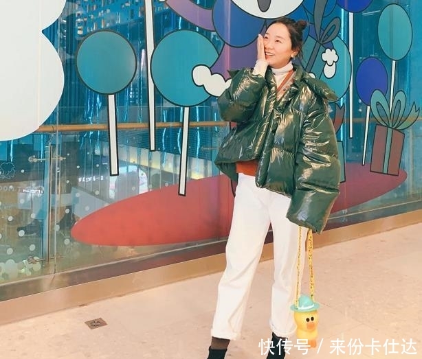  时髦■小脚裤配短靴不流行了，2020年流行这条“裤子”配短靴，保暖时髦