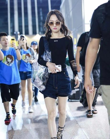 张韶涵这裙子看的人真心难受，全部往腰上塞！网友：怎么脱下来？