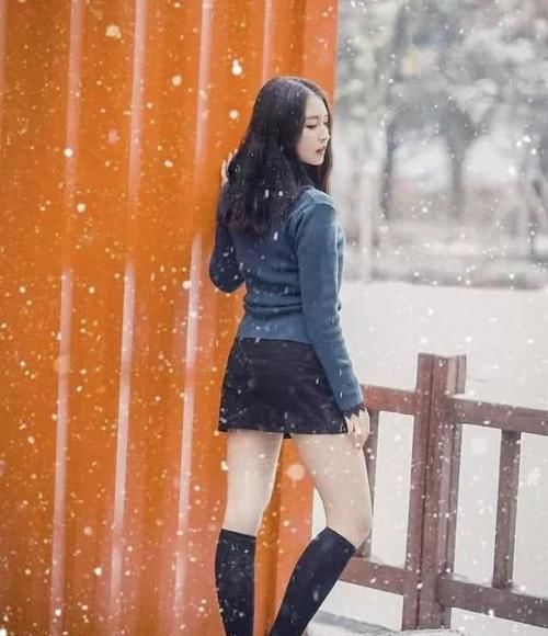  #下雪天#街拍：下雪天看美腿，会不会有点冷？